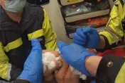 慎入！新北40歲木工鋸斷右食指血狂噴　消防撿指送醫搶救