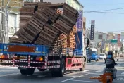 台南「絕命終結站」！大貨車載棧板「傾斜抓平衡」　驚悚畫面曝光