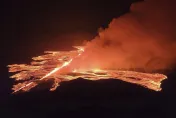 影/冰島雷克雅內斯半島火山爆發　3公里裂縫冒出大量岩漿當局緊急疏散居民