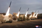 影/噴出「超巨火柱」！北韓「超大型火箭炮」射擊訓練　可攜戰術核彈頭
