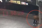 影/北市男摸走捷運站裝置藝術「小兵」　警登門抓人他辯稱「喝醉了」