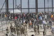 影/美國邊境一度緊張！上百非法移民撞破鐵絲網　與國民警衛隊發生衝突