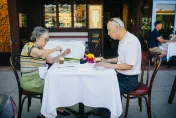手機、平板點餐超障礙！長者拒上餐廳　兩派網戰翻：很多老人擺爛