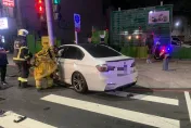 影/高雄三寶婦「左轉未禮讓」　BMW遭撞卡燈桿駕駛受困