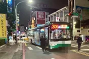 快訊/撞擊瞬間曝！蘆洲公車疑闖紅燈肇禍　2女行人遭撞送醫