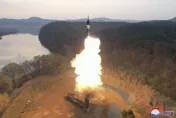影/秀肌肉！北韓成功試射「火星16」極音速飛彈　金正恩威風視察