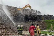 影/新竹新豐掩埋場火警昨晚延燒至今　4水線2挖土機持續灌救