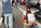大甲媽遶境進香/好孝順！6歲男童頭貼紗布　徒步揹紙板「為阿祖祈福」