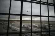 倫敦機場兩架客機停機坪上擦撞　目擊者：移動角度不對