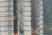 影/重慶25層社區大樓突發火警「黑煙竄天際」　住戶急逃生幸無人傷亡