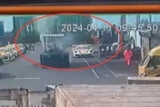 影/廖老大車隊千萬保時捷被砸　堆高機「冒白煙」貨櫃掉落瞬間曝光