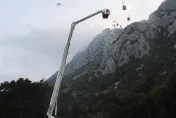 土耳其渡假勝地驚傳纜車事故　車廂撞鋼塔1死7傷、近200人受困半空中