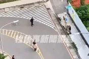影/新竹街頭驚見男子持刀自殘！警方緊急到場以「電擊槍」制伏送醫