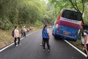影/險象環生！台南40人赴南庄向天湖　遊覽車輪深陷邊坡、車體傾斜