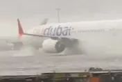 影/一整年雨「一天下完」！杜拜客機驚險「水上滑行」阿曼山洪釀18死