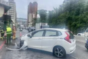 快訊/新北五股自小客自撞電桿　車頭全毀駕駛受傷送醫