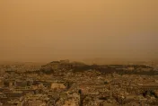 影/雅典驚現橘紅天空「如移民火星」竟是沙塵暴惹禍　6年來最嚴重