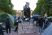 挺巴勒斯坦示威延燒！華盛頓大學學生靜坐紮營　美國父銅像身披巴國旗