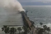 影/美南加州碼頭大火滾滾濃煙竄天際　當局出動直升機及消防船灌救