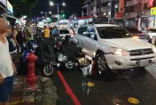 快訊/高雄今晚第2起衝撞車禍！白色轎車撞翻「路邊整排車」　民眾全嚇壞
