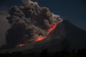影/噴煙19公里高！印尼魯昂火山凌晨大噴發　警戒急升「最危險等級」