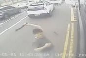 影/竹北街頭驚見狂男刀砍公車駕駛座！不爽開太慢又超不過去　司機急縮手避劫