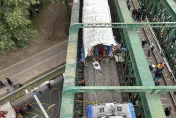影/阿根廷火車鐵橋上相撞爆炸起火90傷　疑信號電纜遭竊釀禍