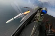 空軍F-16V發射小牛飛彈！澎湖靶場炸射秀精實戰力