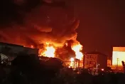 影/台南萊芉寮工廠「全面燃燒」！現場堆放大量易燃物　警消大規模出動