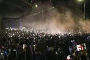 喬治亞通過爭議「境外影響力法」　議員火爆扭打、場外2千人怒吼示威
