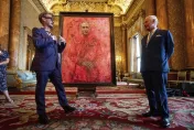 影/本尊都嚇一跳！英王查爾斯三世新肖像畫「太紅」惹爭議　創作者回應了