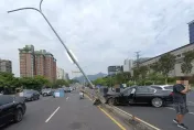 影/撞擊瞬間曝！北投大度路BMW撞斷路燈桿　後車追撞駕駛受傷送醫