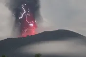 灰柱竄天伴「紫色閃電」！印尼伊布火山噴發　7村落居民急撤離