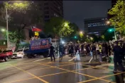 人潮包圍立法院　游智彬率眾挺藍高歌「中華民國頌」對嗆綠營支持者
