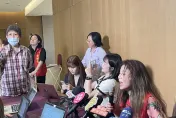 快訊/北市演藝工會理事長資格被質疑　2女抗議「曹雨婷不是藝人」遭助理潑水