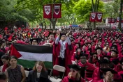 影/哈佛大學拒頒畢業證書給示威學生　數百名畢業生畢典上憤而離席