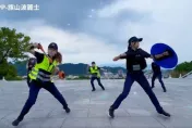 影/高雄5女警持警棍、盾牌「嗨跳16蹲」　網驚：太狂了還劈腿！