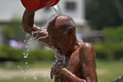 影/巴基斯坦氣溫飆破52℃！刷新該國今年紀錄　居民衝戶外灑水降溫