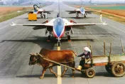 搭上IDF首飛35周年時光機　打賭牛車跨越跑道照片是否為合成