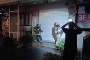 台南安平餐廳凌晨傳火警！濃煙迅速竄升2樓　警消15車30人趕赴現場搶救