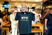 快訊/黃仁勳驚喜現身台大！遭學生包圍…還收到「NTU T恤」　網：想穿情侶裝