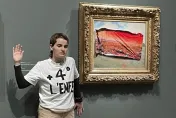 影/激進環團又對名畫搞破壞！法國美物館「莫內作品」遭黏海報畫面曝光