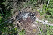 直升機失控墜毁樹林中燒成廢鐵　飛行員命大獲救