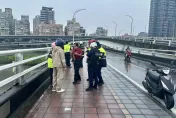 快訊/台北橋女子騎車上橋一躍而下　消防人員下艇河面搜尋
