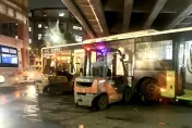 快訊/北市華中橋下公車車禍　7旬婦受困車底堆高機頂起公車救人