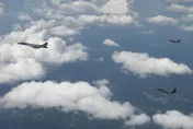 展現美韓聯合防禦態勢！美軍B-1B轟炸機飛越朝鮮半島　進行實彈演習