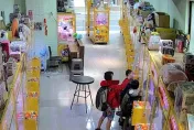 新竹市3學童偷夾娃娃機零食！連2天用「雨傘」勾取夾送餅乾、飲料　業者不忍了