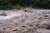 影/溪水暴漲！嘉義親水公園釣客受困　孤坐巨石遭滾滾泥水包圍
