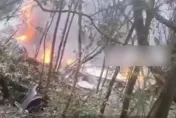 快訊/恐怖奪命墜機！直升機載3人突爆炸墜地　零件散落起火燃燒
