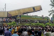 影/轟！印度火車相撞竟「整列飛天」　釀逾8死50傷